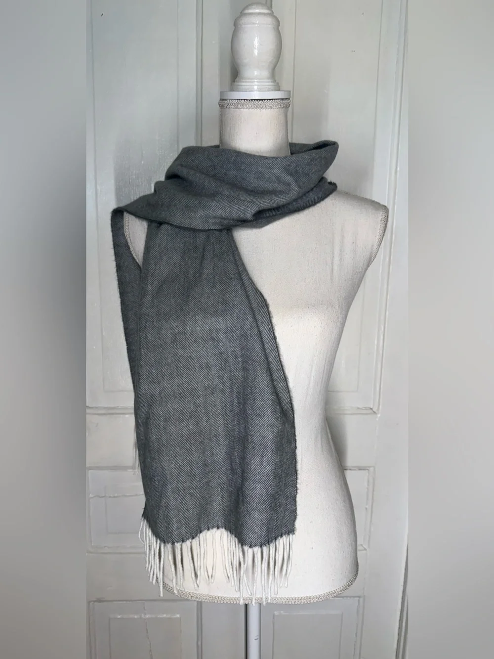 Luxury 100% Cashmere Scarf Made in Scotland Gray Herringbone Tweed Cream Fringe